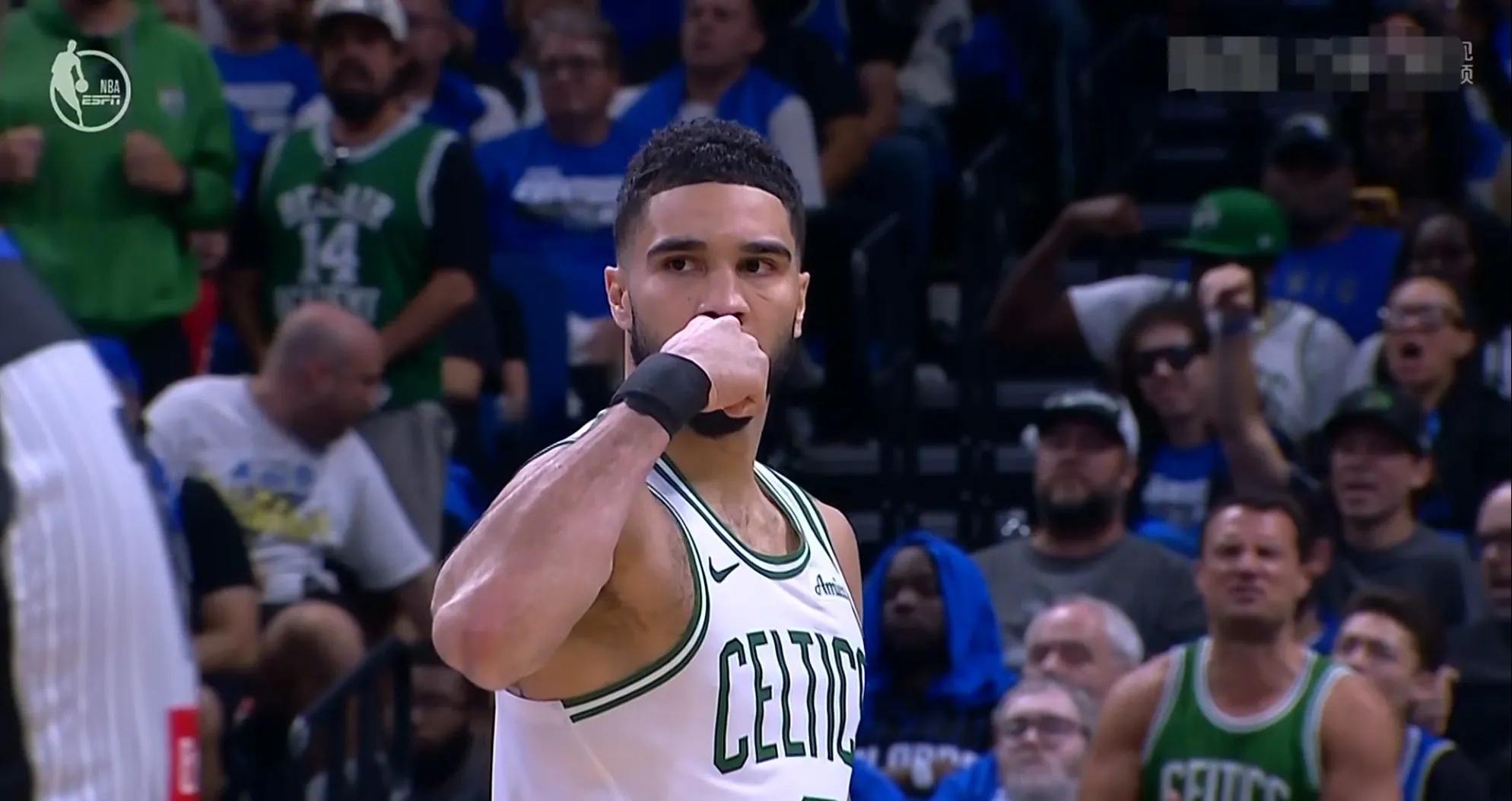 开云体育入口-塔图姆意外战胜切尔西，出色防守引爆全场！